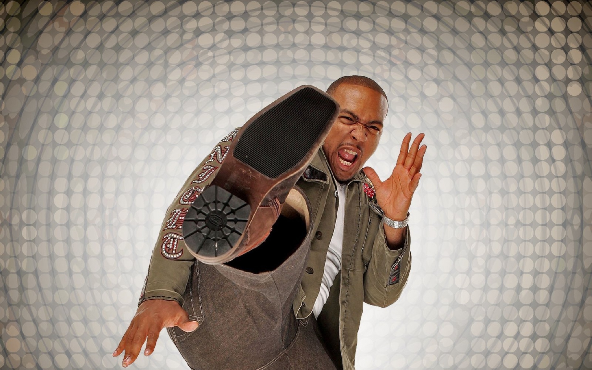 Картинки Timbaland, обувь, брюки, эмоции, руки фото и обои на рабочий стол
