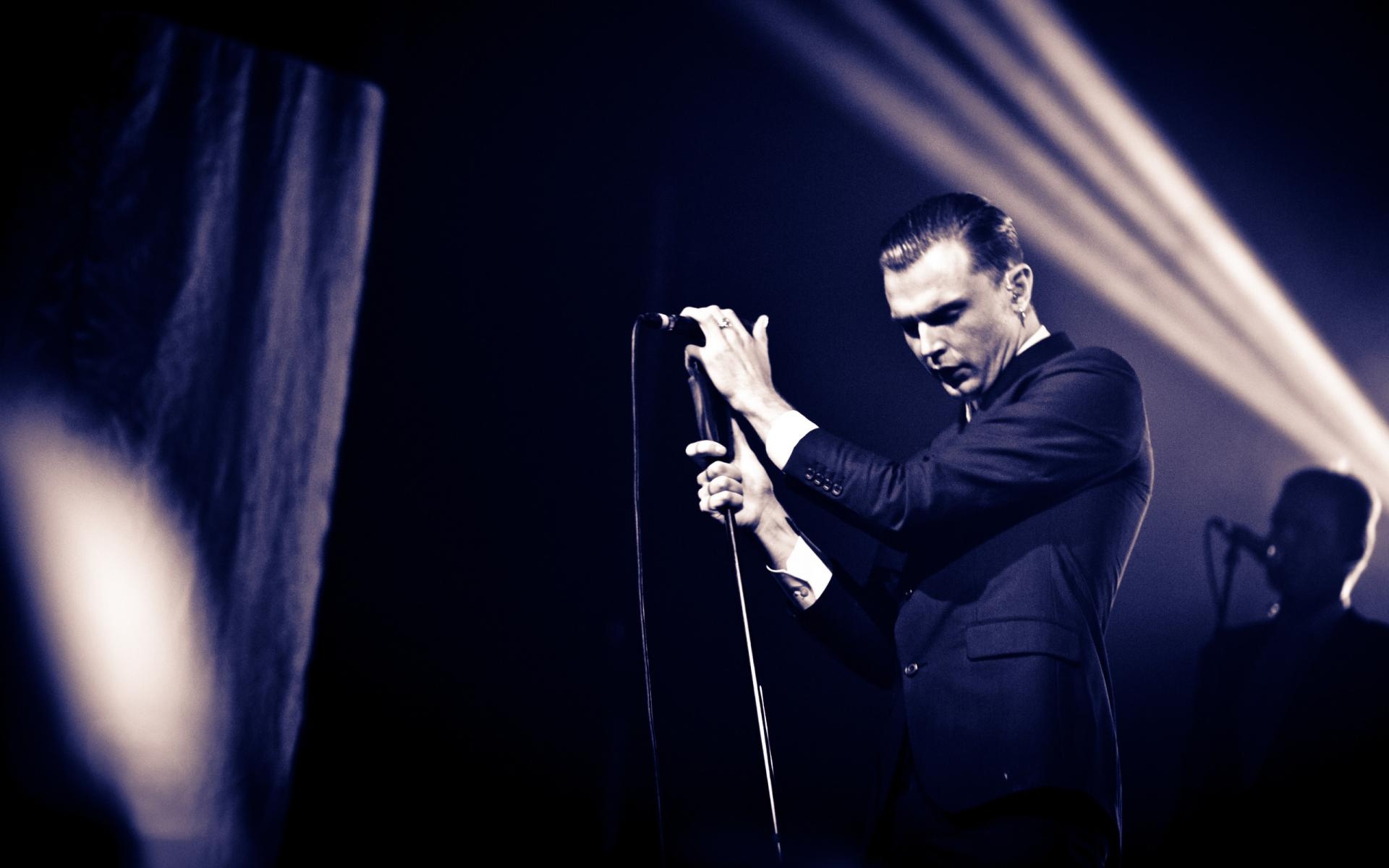 Картинки Theo hutchcraft, солист, свет, костюм, сцена фото и обои на рабочий стол