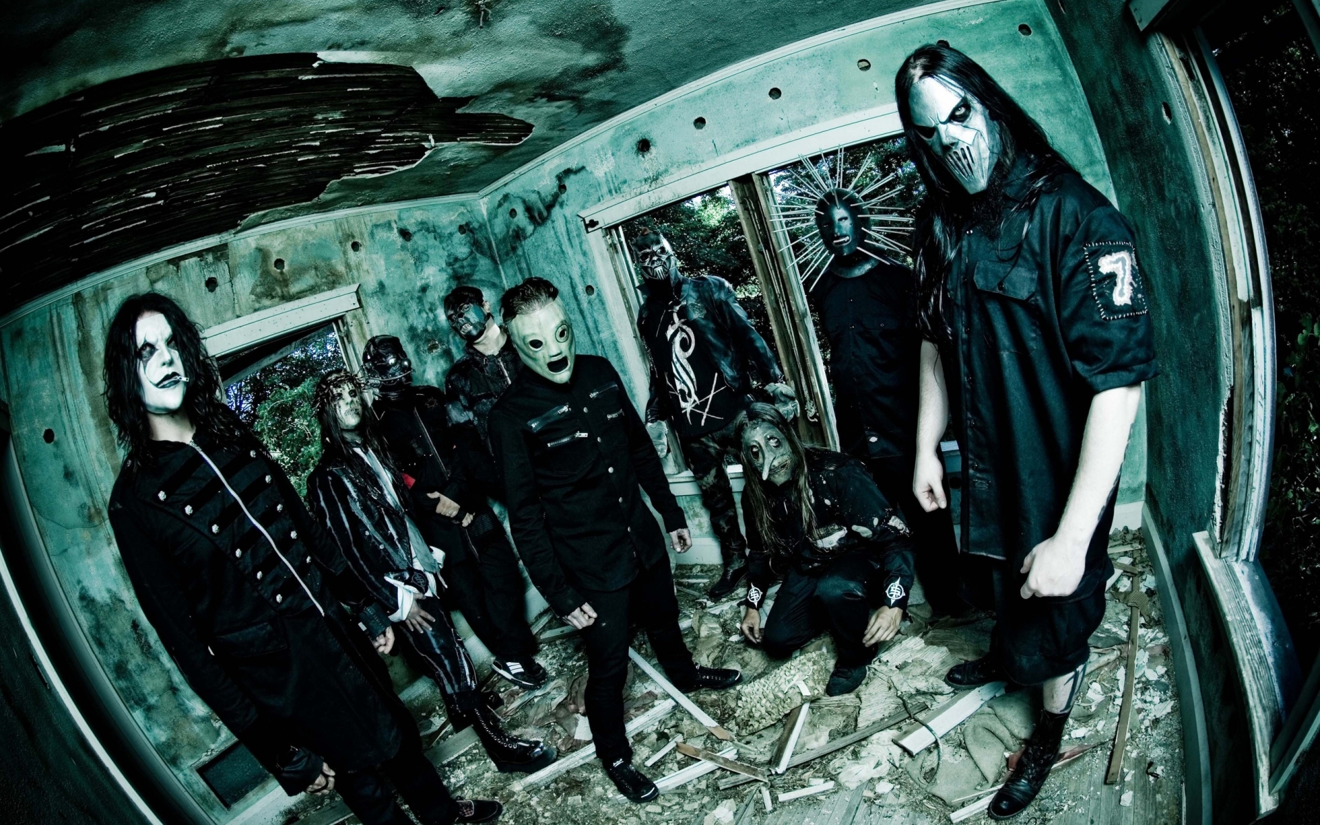 Картинки Slipknot, группа, участники, маски, комната фото и обои на рабочий стол