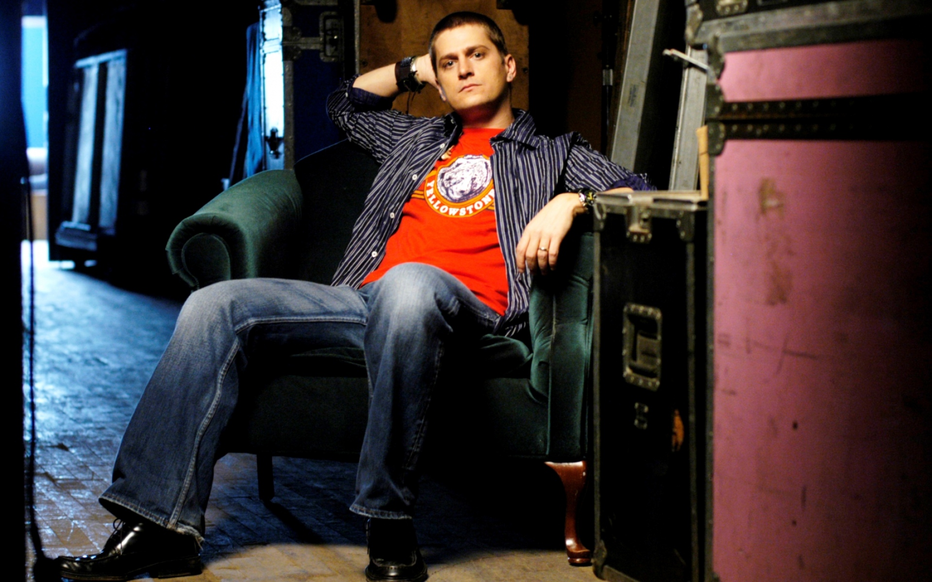 Картинки Rob thomas, кресло, чемодан, рубашка, свет фото и обои на рабочий стол