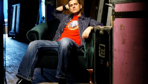 Rob thomas, кресло, чемодан, рубашка, свет