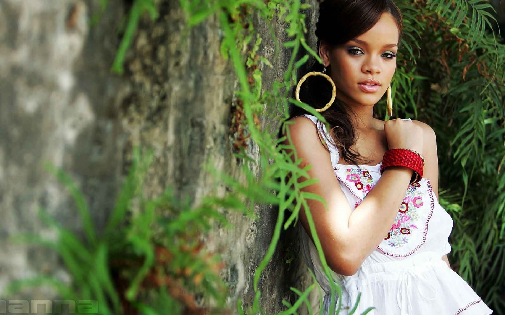 Картинки Rihanna, девушка, зеленый, платье, взгляд фото и обои на рабочий стол