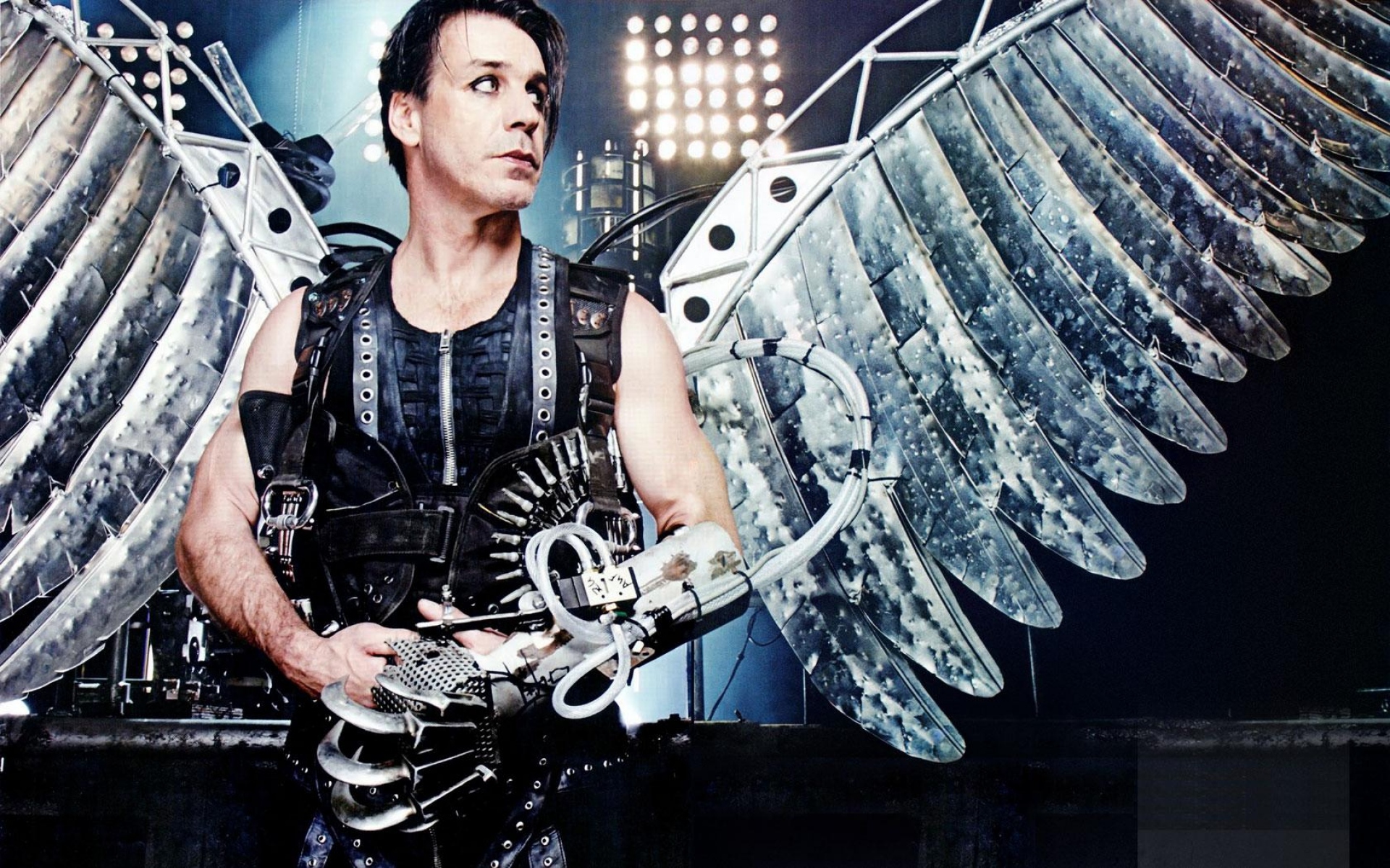 Картинки Rammstein, сцена, действие, свет, крылья фото и обои на рабочий стол