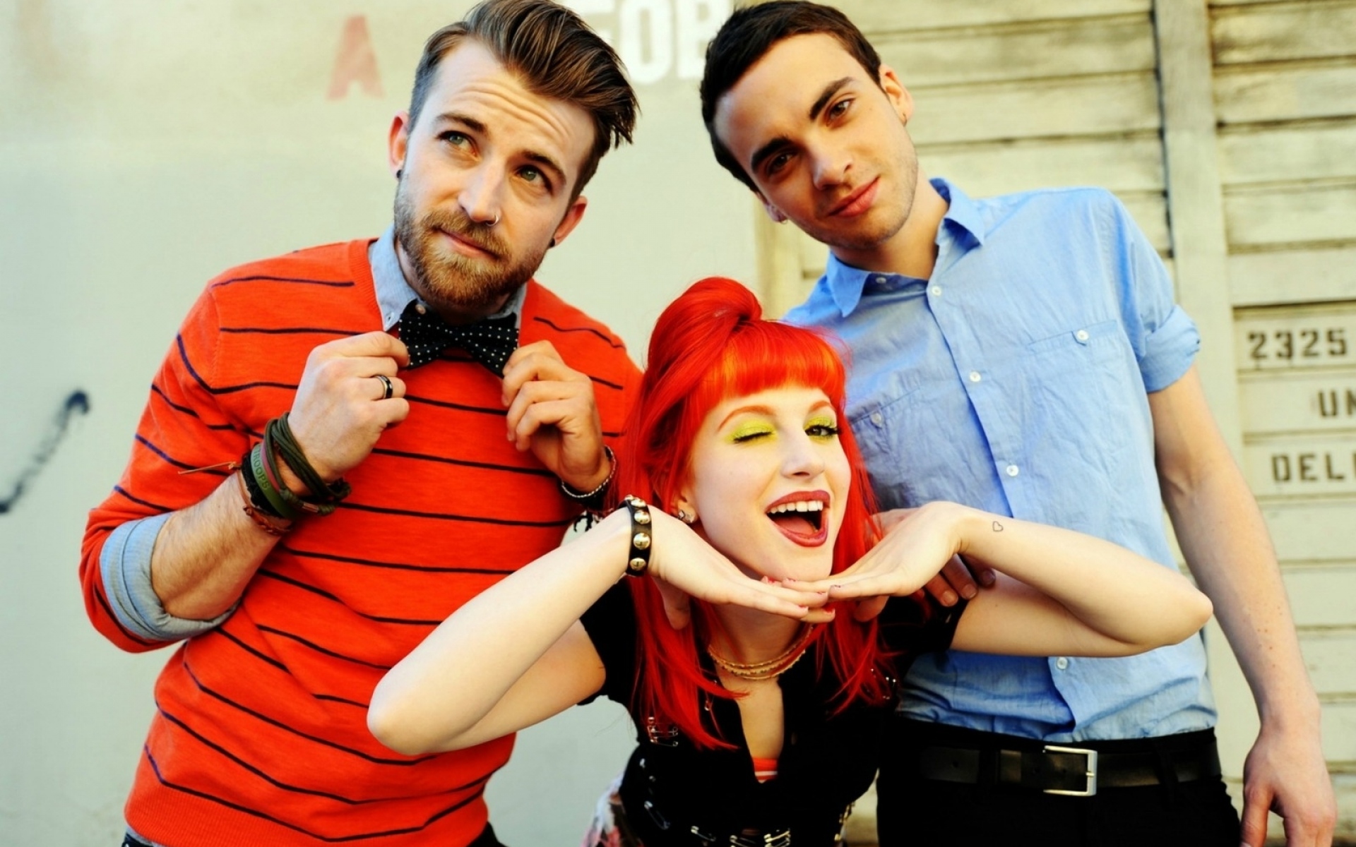 Картинки Paramore, улица, одежда, улыбка фото и обои на рабочий стол