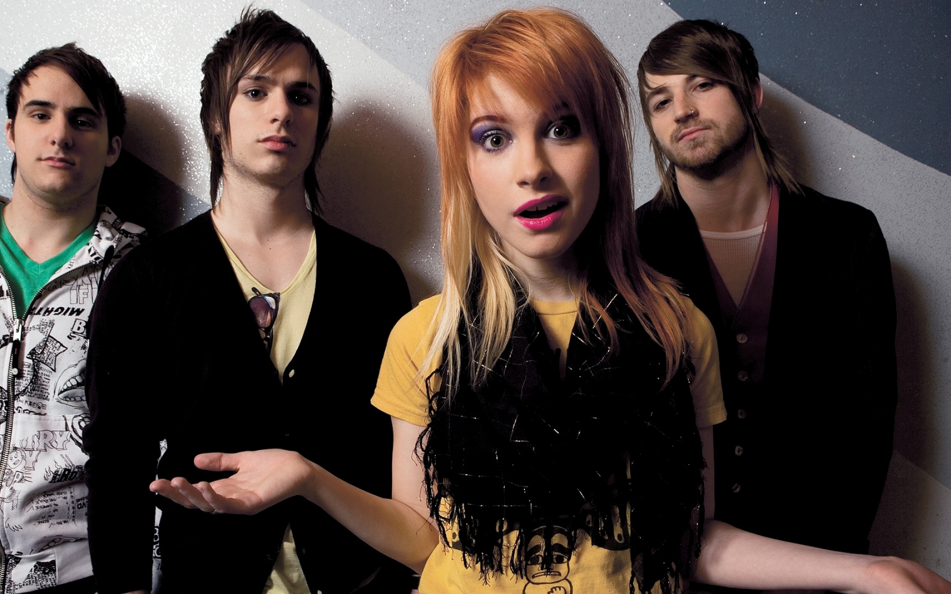 Картинки Paramore, группа, участники, взгляд, удивление фото и обои на рабочий стол