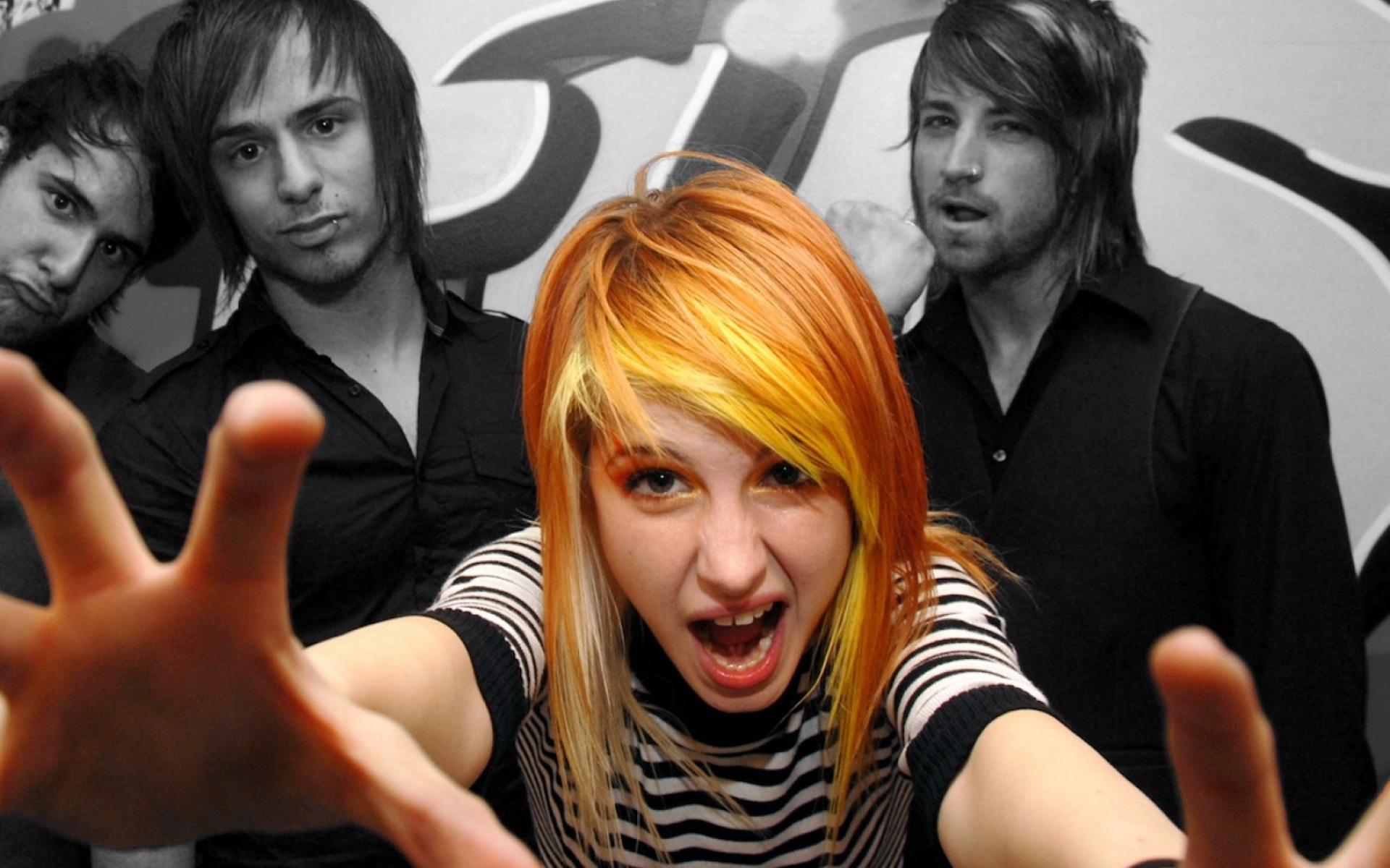 Картинки Paramore, девушка, красный, волосы, пальцы фото и обои на рабочий стол