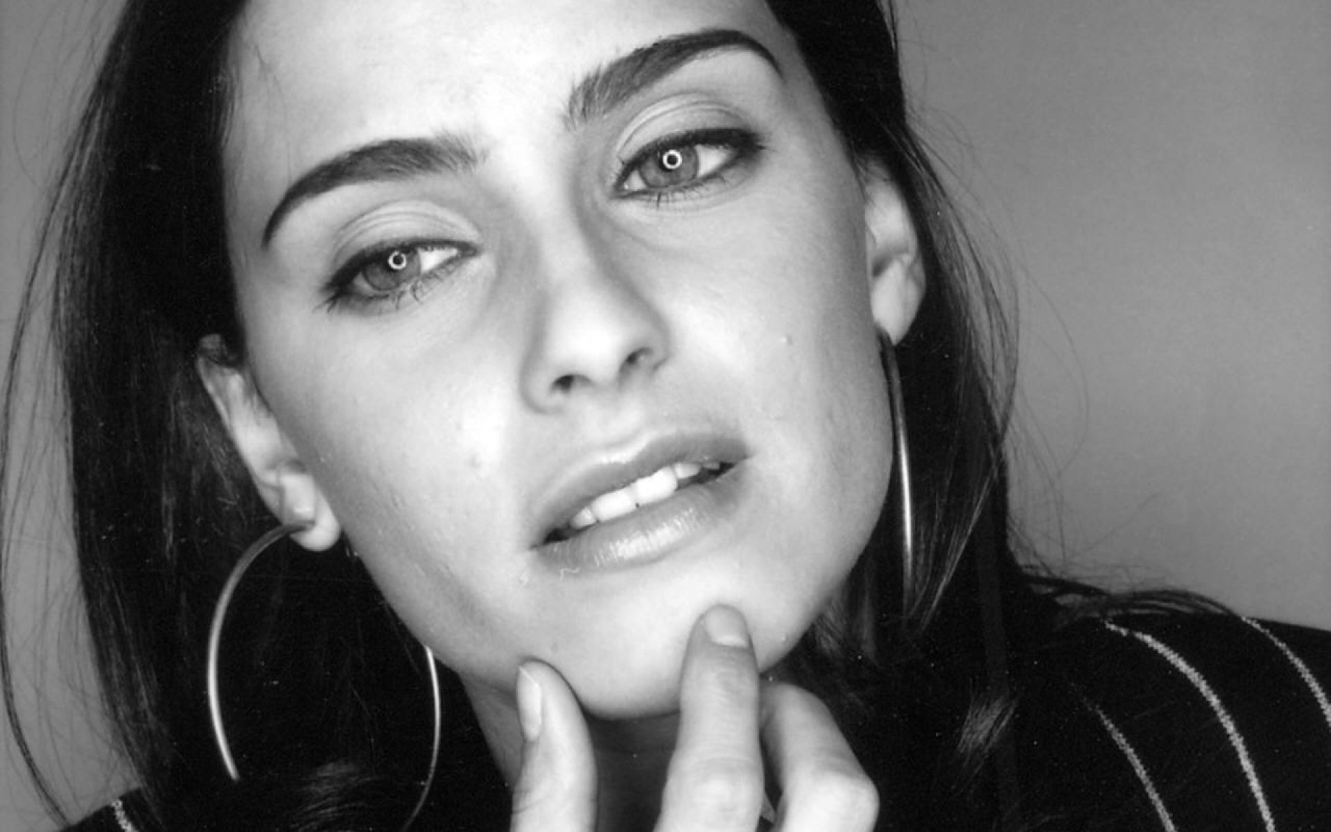 Картинки Nelly furtado, лицо, пальцы, взгляд, серьги фото и обои на рабочий стол