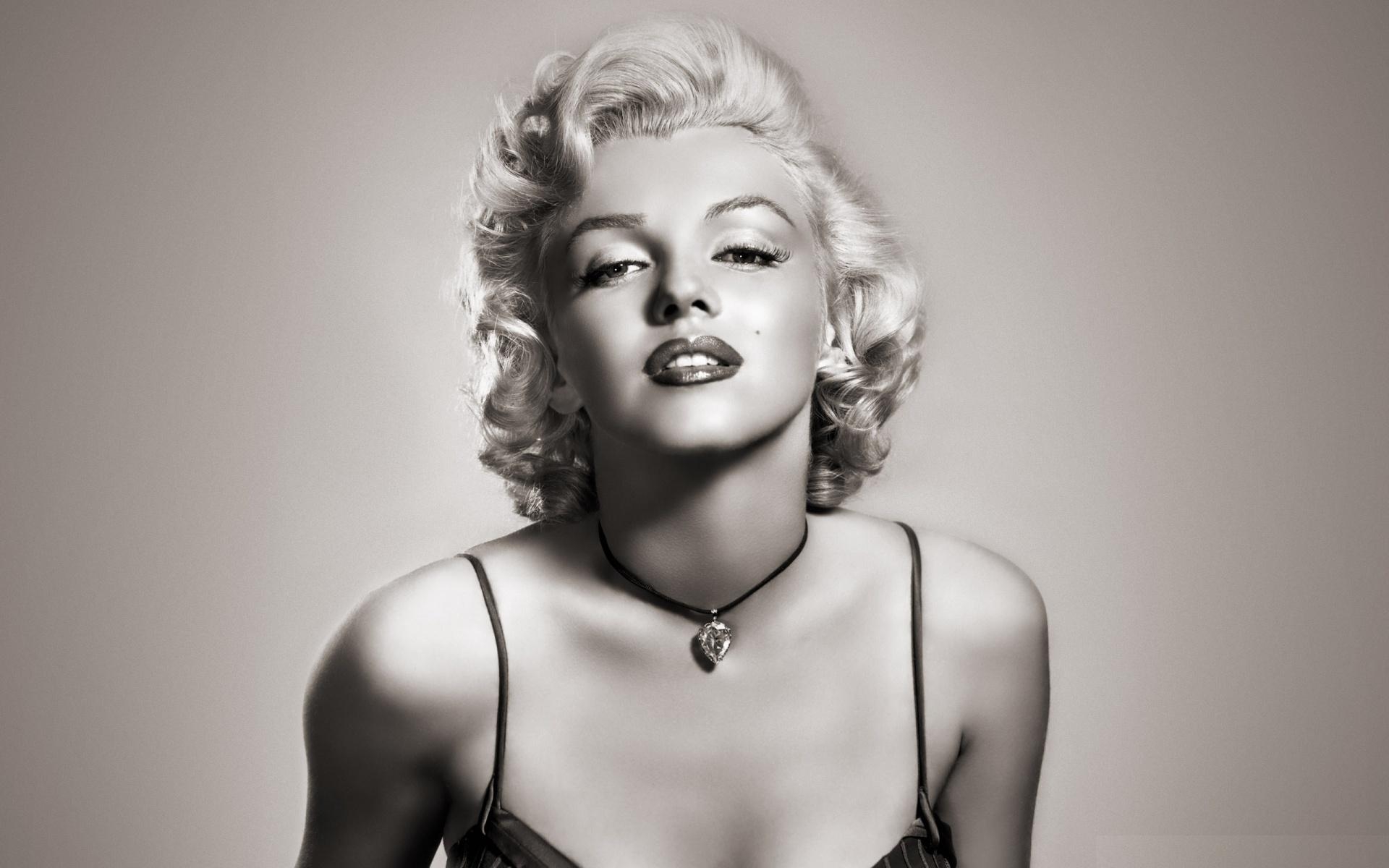 Картинки Marilyn monroe, подвеска, сундук, платье, взгляд фото и обои на рабочий стол