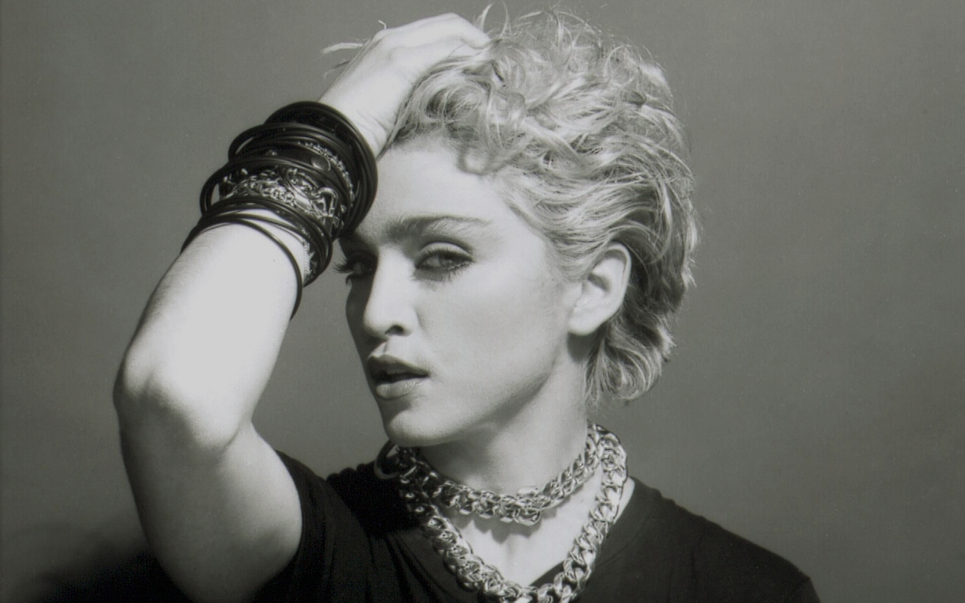Картинки Мадонна, цепь, браслет, волосы, взгляд фото и обои на рабочий стол