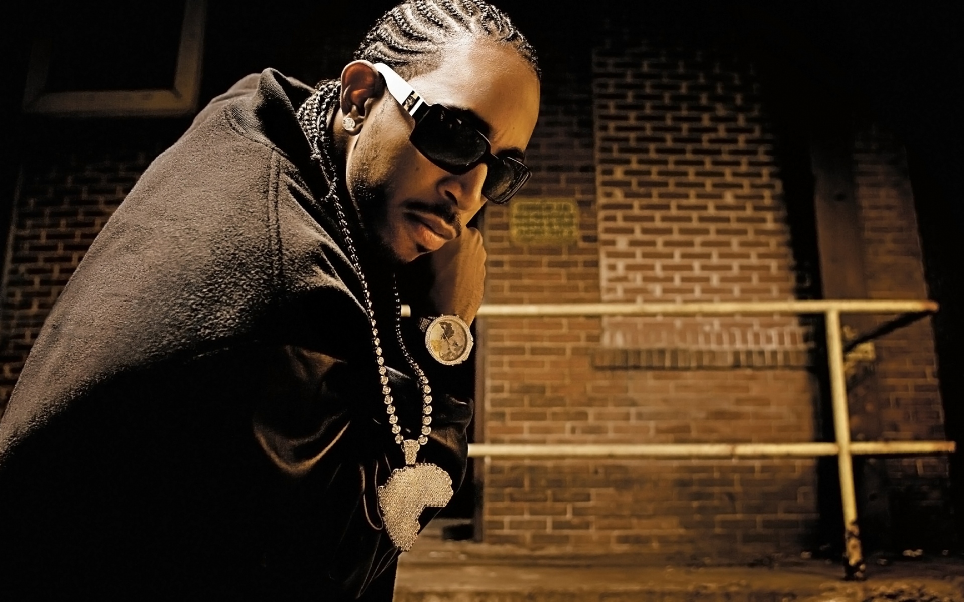 Картинки Ludacris, улица, очки, цепочка, часы фото и обои на рабочий стол