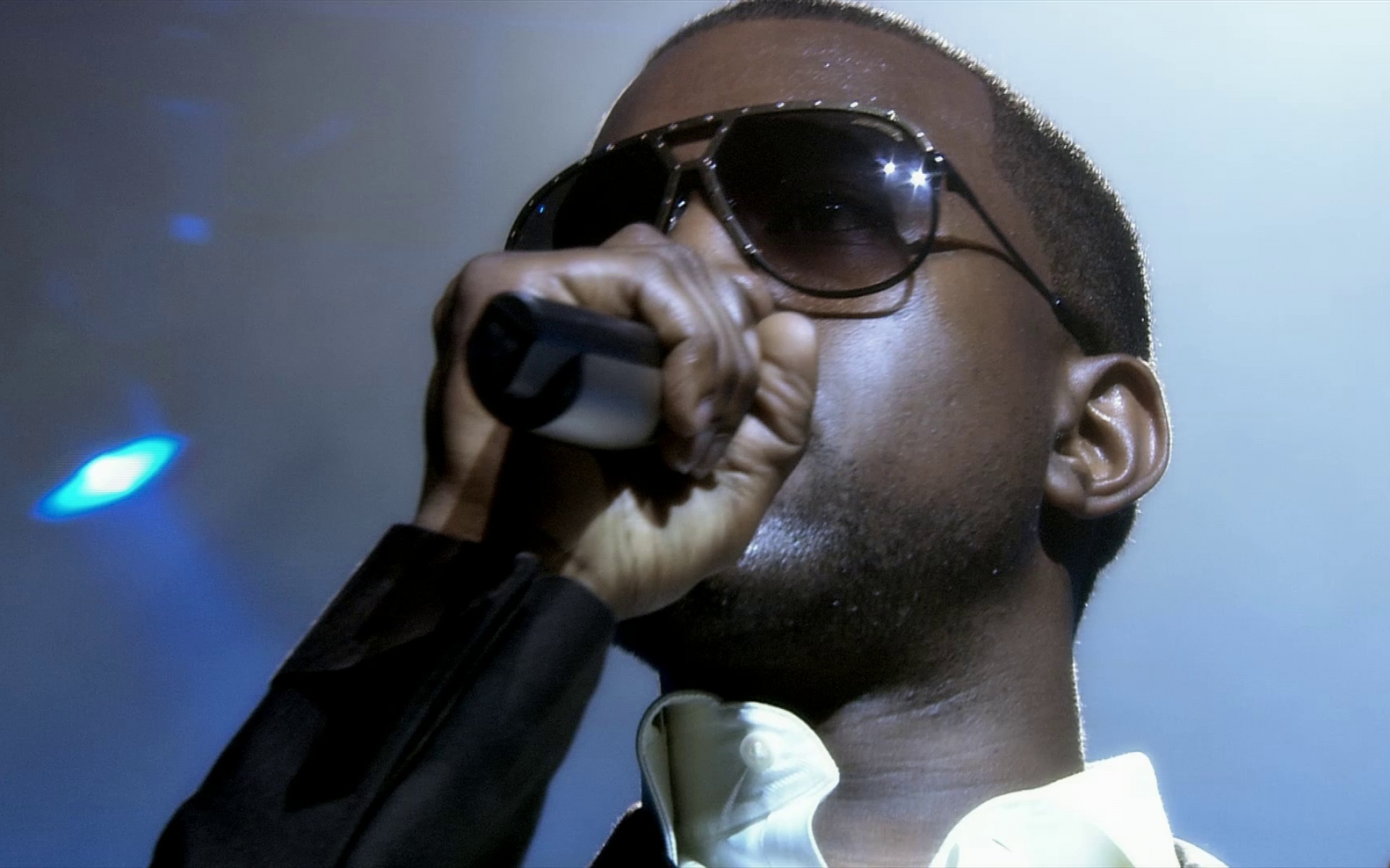 Картинки Kanye west, очки, микрофон, сцена, мужчина фото и обои на рабочий стол