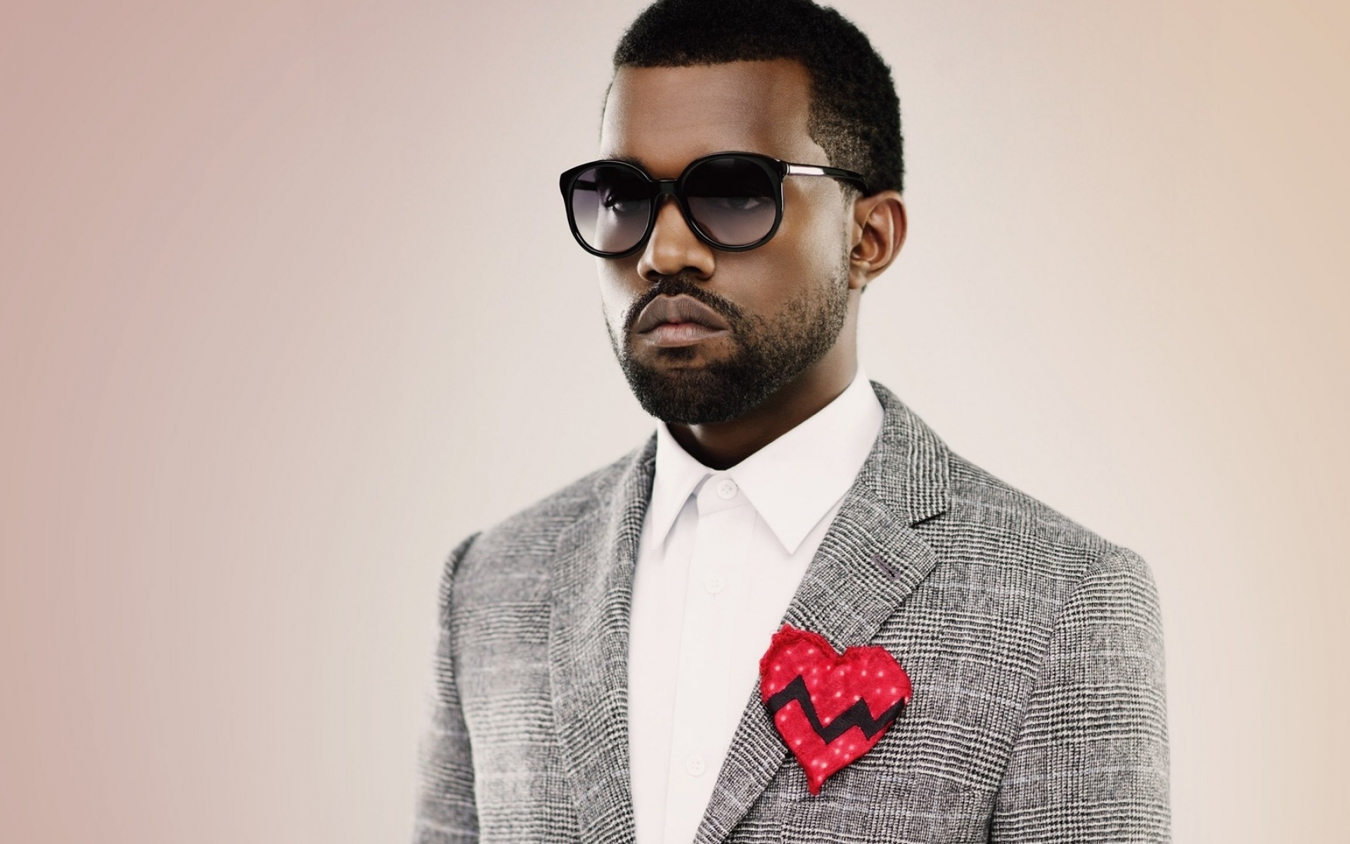 Картинки Kanye west, костюм, сердце, очки, щетина фото и обои на рабочий стол