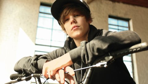 Justin bieber, кепка, велосипед, руль, окна
