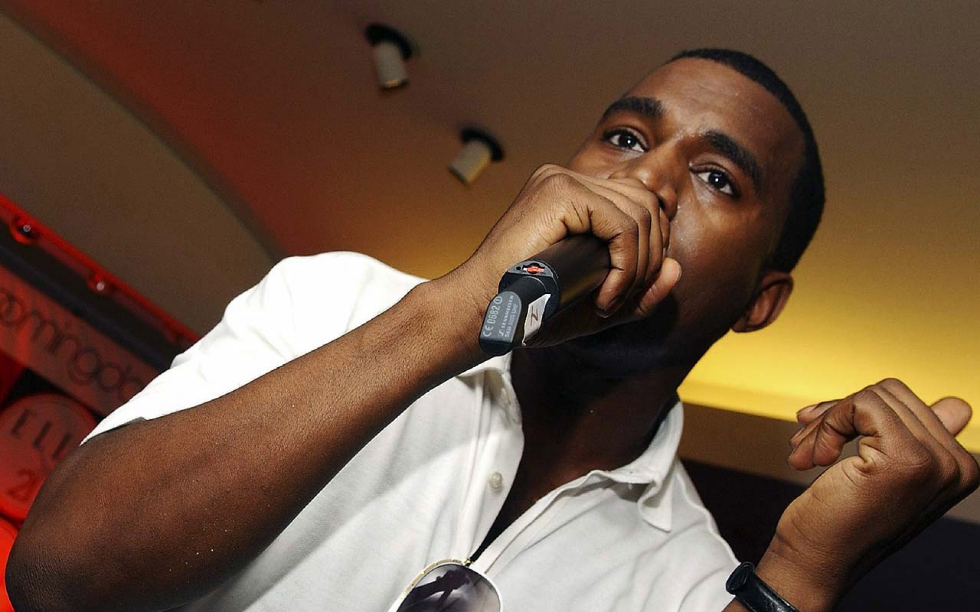 Картинки Kanye west, мужчина, тату, очки, рубашка фото и обои на рабочий стол