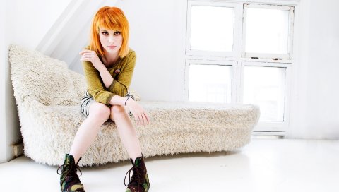 Hayley williams, комната, окна, ноги, обувь