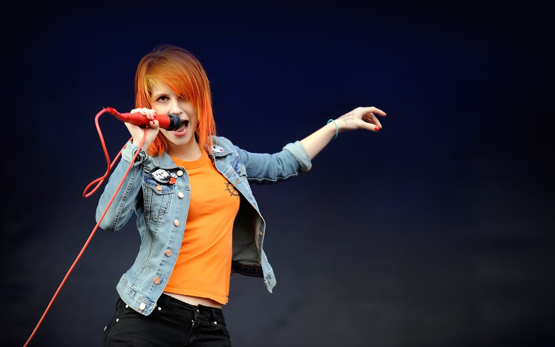 Картинки Hayley williams, микрофон, ручная работа, куртка, концерт фото и обои на рабочий стол