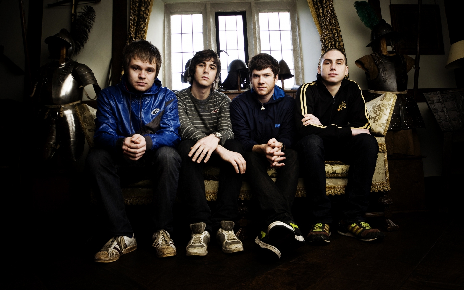 Картинки Введите shikari, диван, комната, окна, полоса фото и обои на рабочий стол