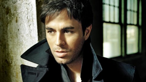 Enrique iglesias, пальто, окно, взгляд, глаза