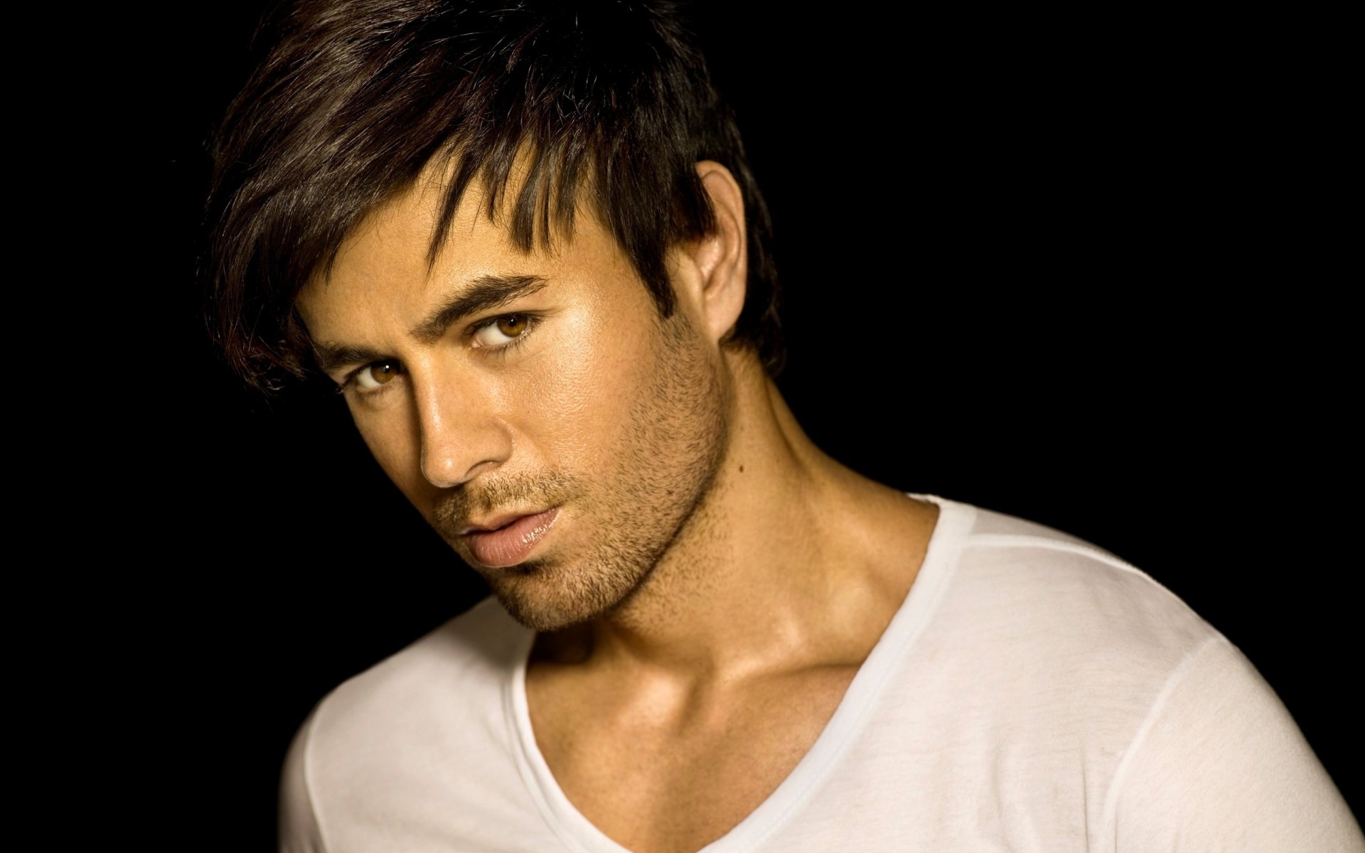 Картинки Enrique iglesias, лицо, глаза, взгляд, волосы фото и обои на рабочий стол