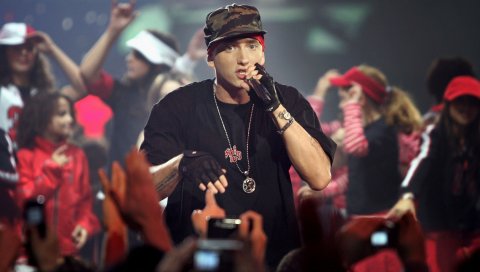 Eminem, микрофон, перчатки, клуб, кепка