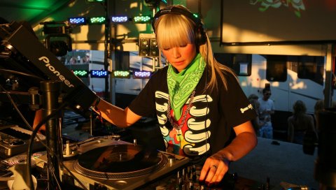 Dj b черты, девушка, клуб, дискотека, наушники