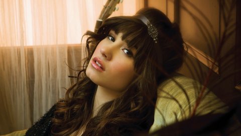 Demi lovato, кровать, шторы, взгляд, губы