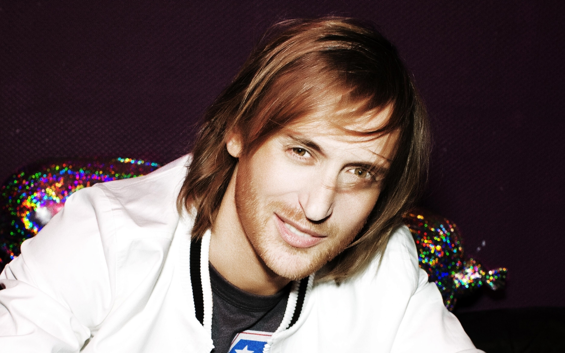 Картинки David guetta, взгляд, волосы, улыбка, блузка фото и обои на рабочий стол