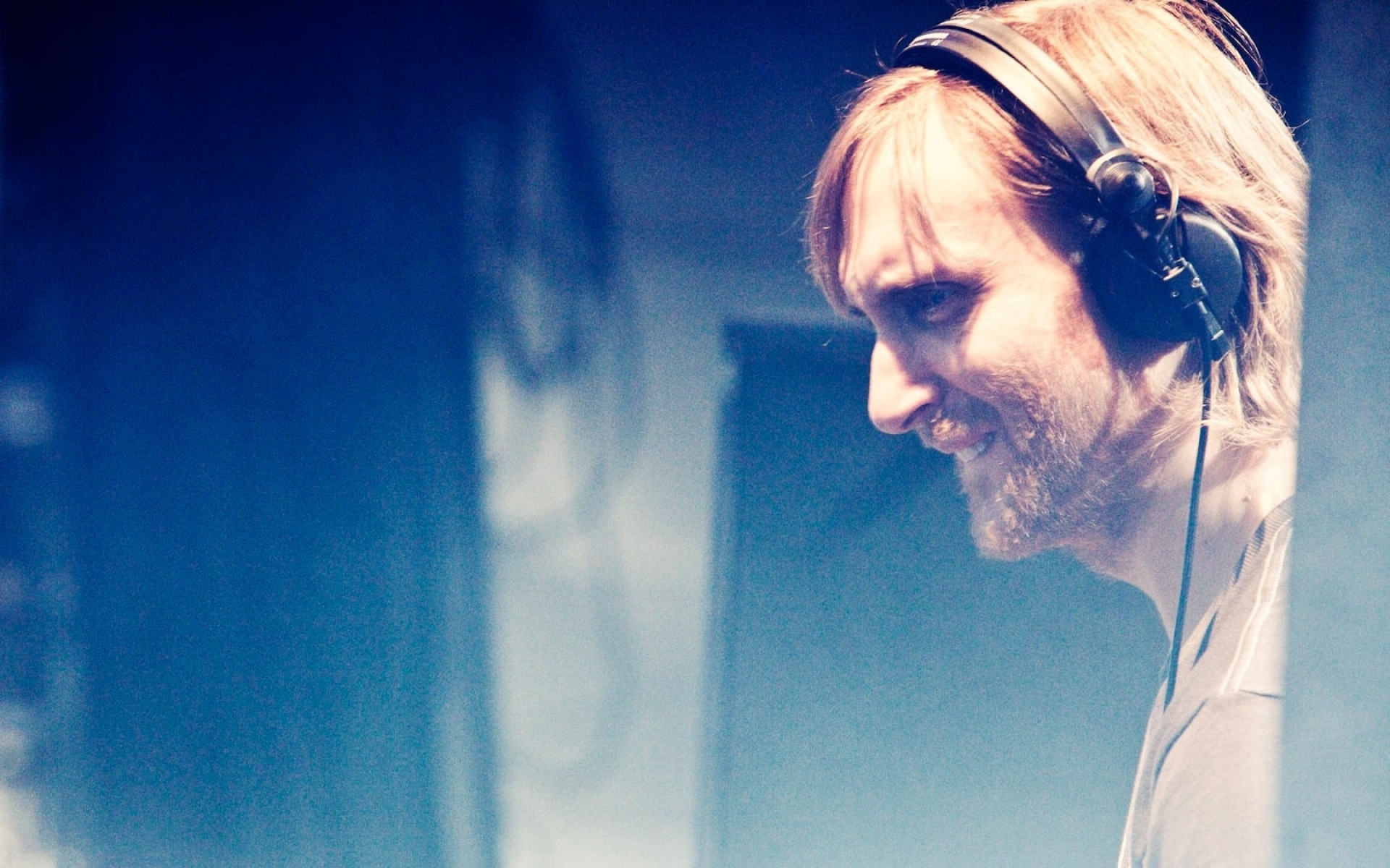 Картинки David guetta, концерт, наушники, взгляд, клуб фото и обои на рабочий стол
