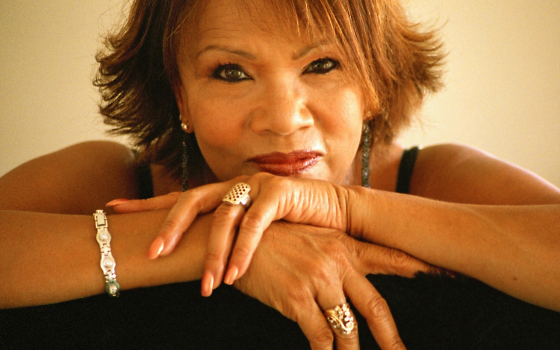 Картинки Candi staton, взгляд, руки, драгоценности, глаза фото и обои на рабочий стол