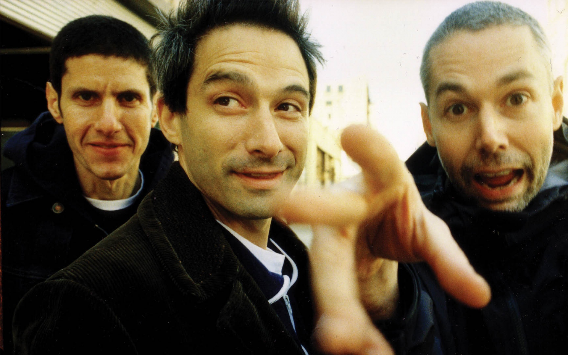 Картинки Beastie boys, группа, взгляд, эмоция, рука фото и обои на рабочий стол