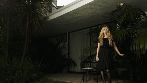 Avril lavigne, девушка, дом, деревья, платье