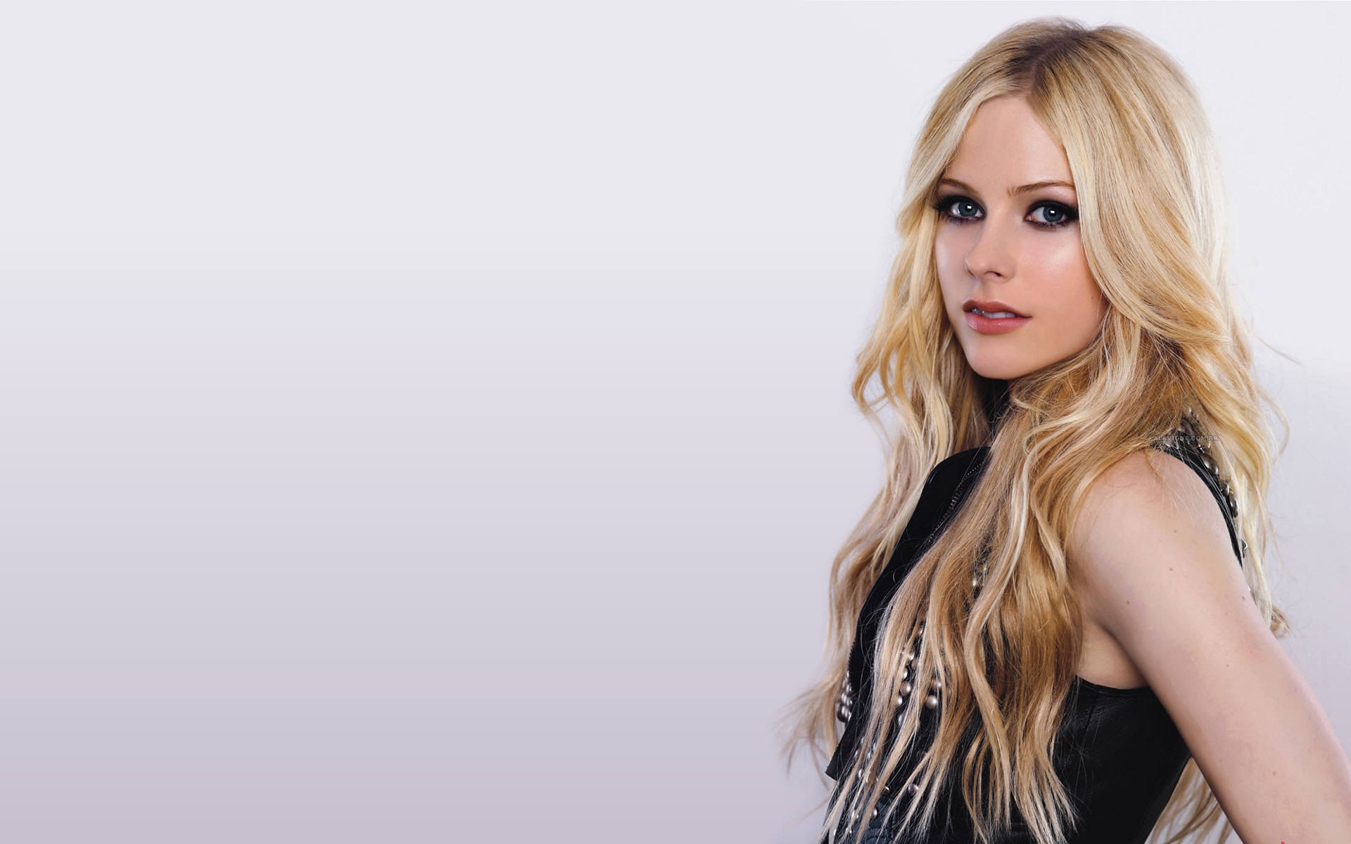 Картинки Avril lavigne, девушка, платье, взгляд, глаза фото и обои на рабочий стол