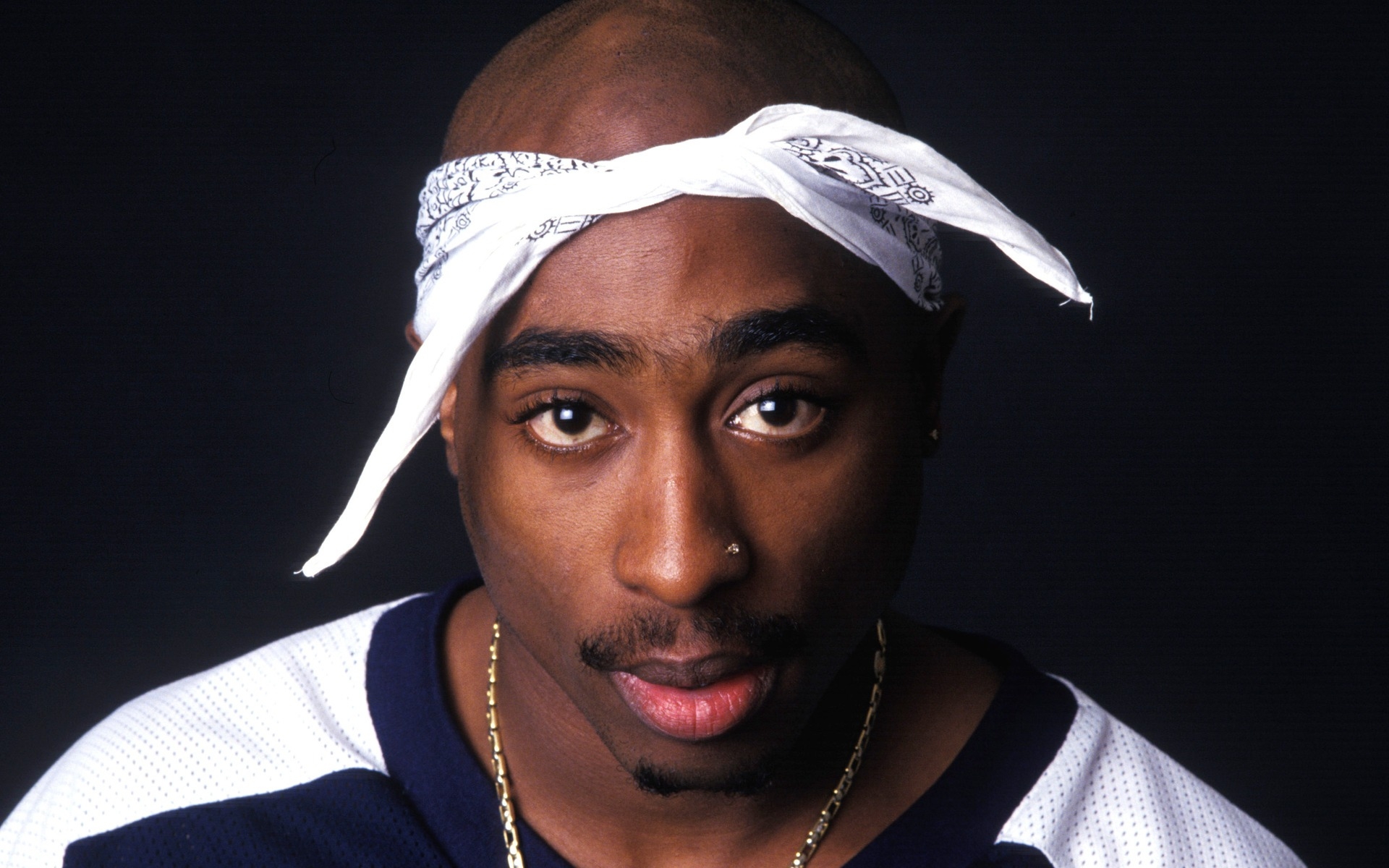 Картинки 2pac, взгляд, голова, повязка, цепочка фото и обои на рабочий стол