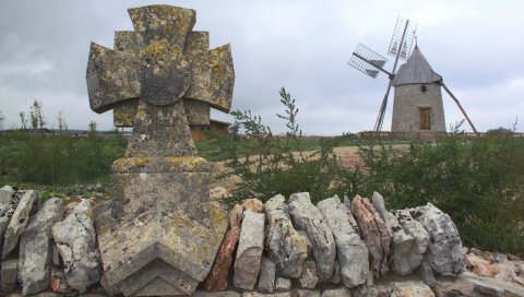 Камни, памятник, крест, мельница, поле