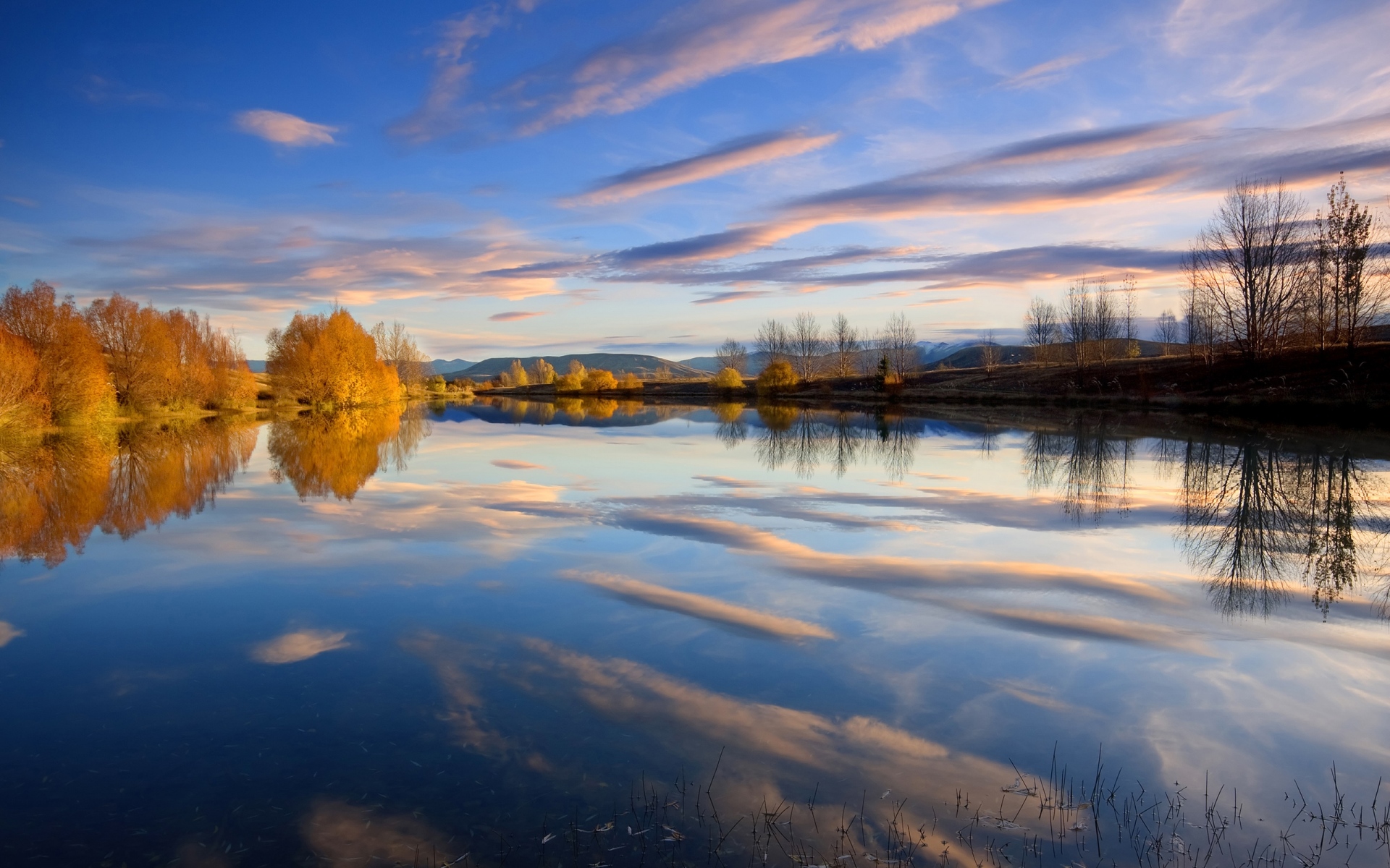 Картинки Отражение, облака, осень, вода, озеро, деревья, гладкая поверхность фото и обои на рабочий стол