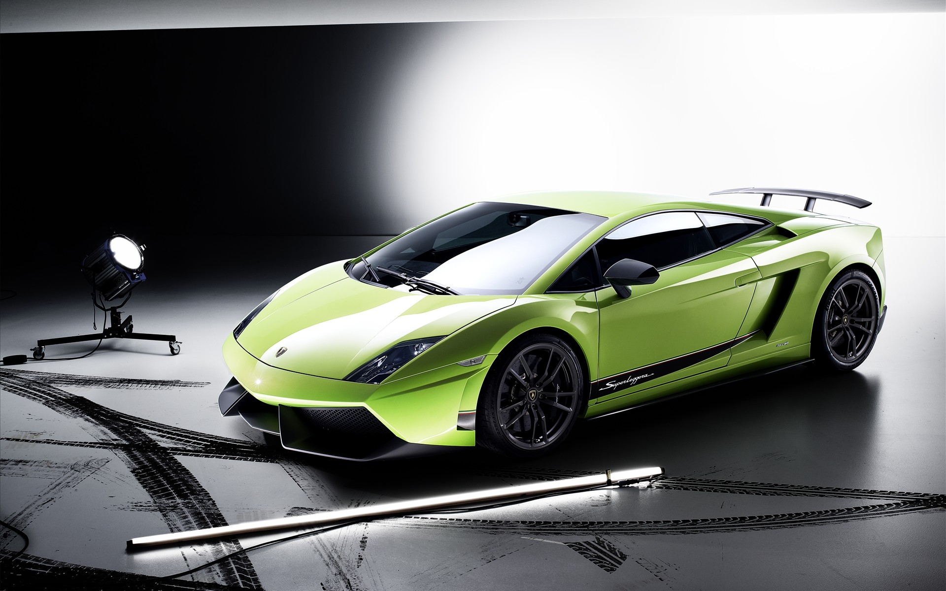 Картинки Lamborghini, серебристый, стильный, вид сбоку фото и обои на рабочий стол
