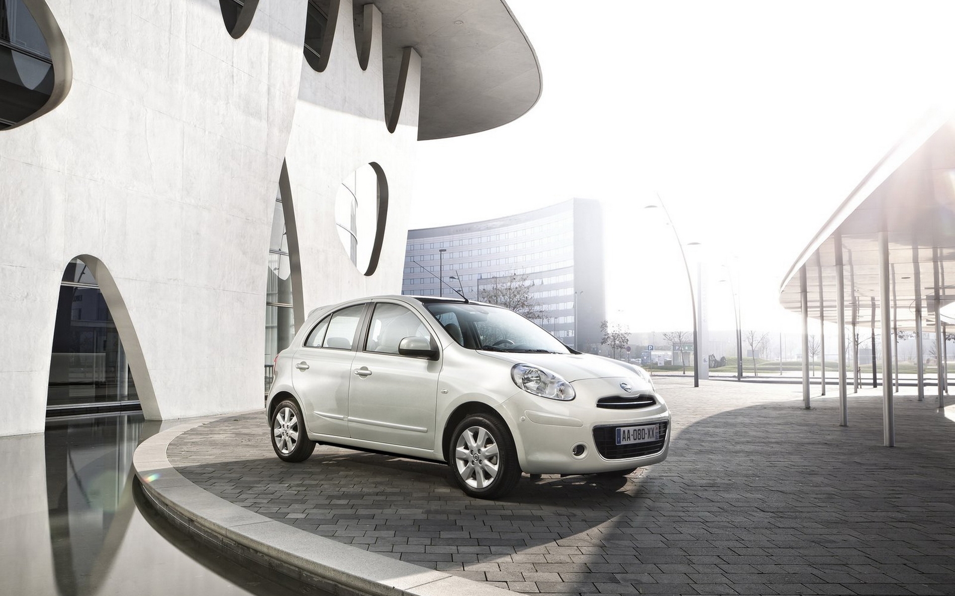 Картинки Nissan micra, белый, правая сторона, здание фото и обои на рабочий стол