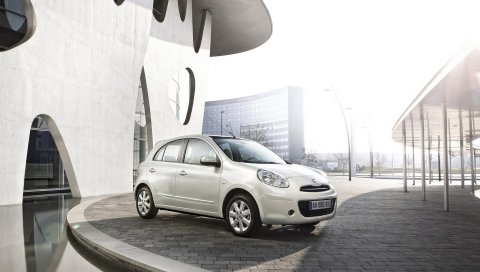 Nissan micra, белый, правая сторона, здание